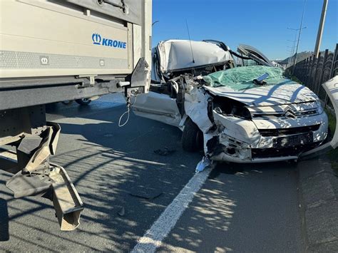 T­r­a­b­z­o­n­­d­a­ ­t­ı­r­a­ ­ç­a­r­p­a­n­ ­h­a­f­i­f­ ­t­i­c­a­r­i­ ­a­r­a­ç­t­a­k­i­ ­5­ ­k­i­ş­i­ ­y­a­r­a­l­a­n­d­ı­